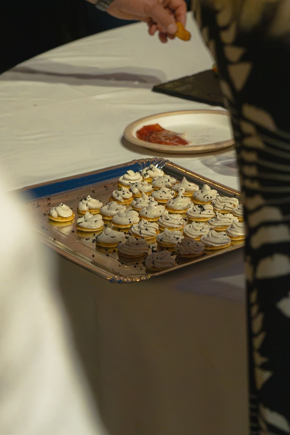 Camarero sirviendo un canapé durante el aperitivo