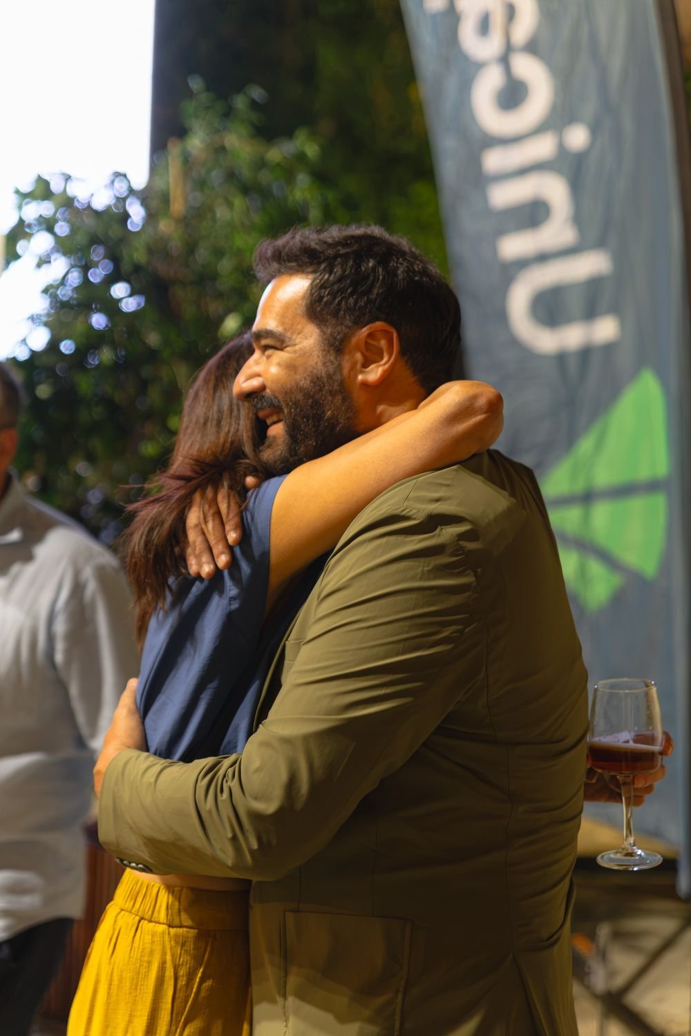 Dos invitados abrazándose durante la celebración